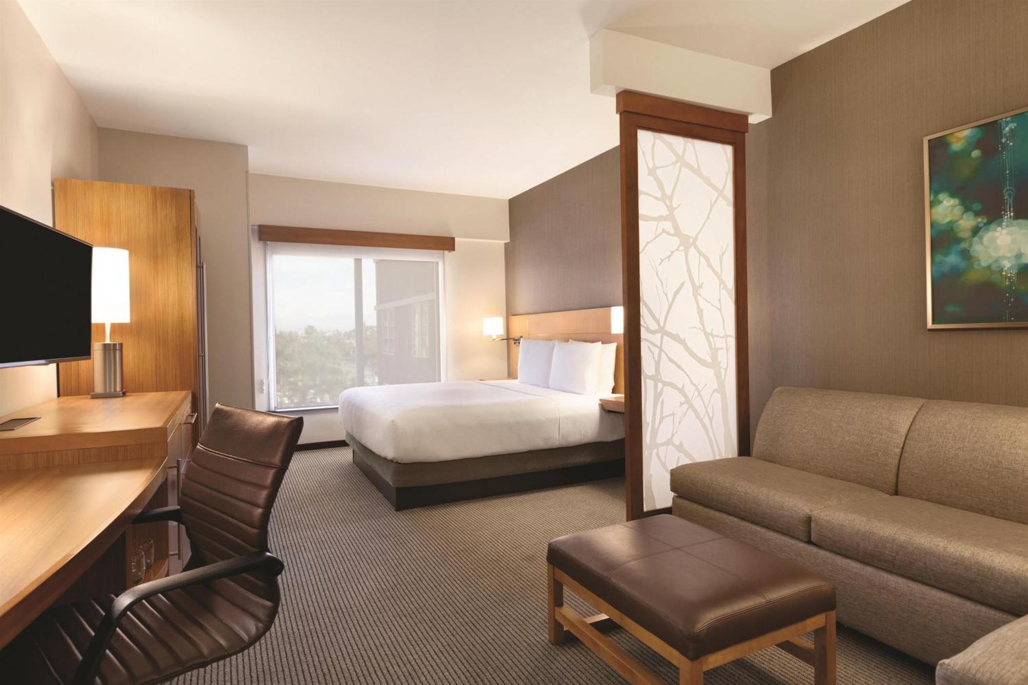 Quarto com Cama King-size e Sofá-cama